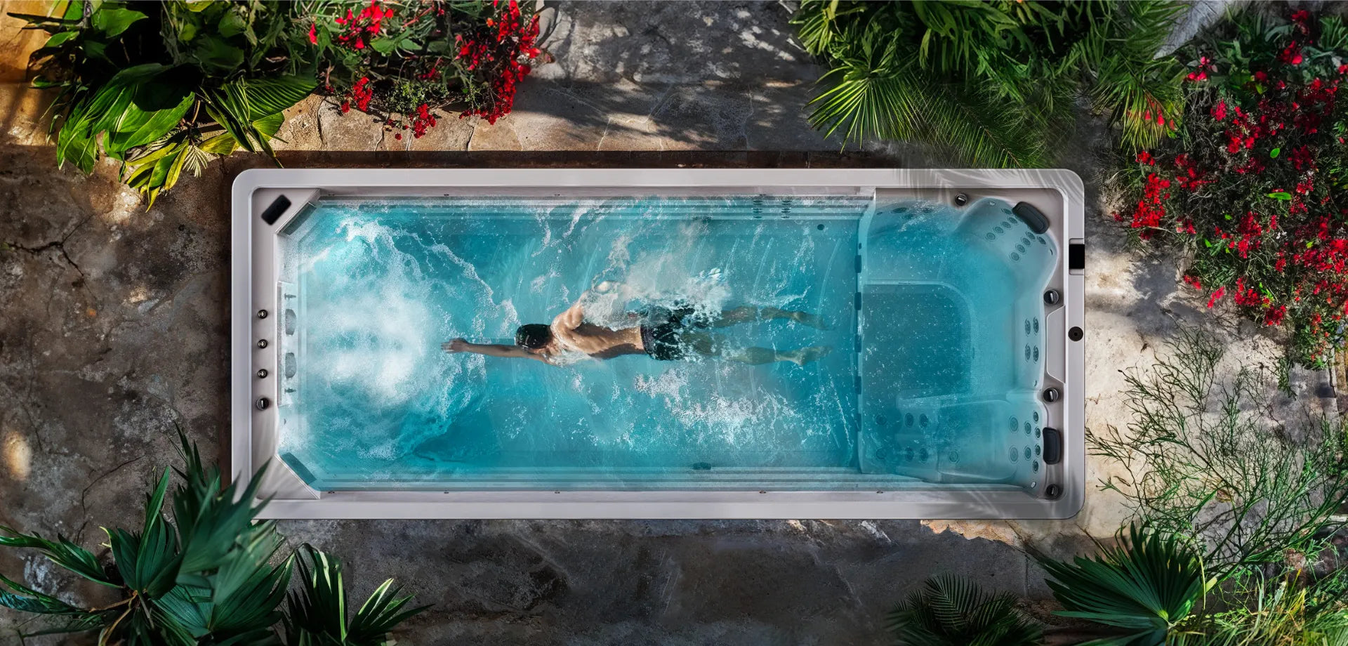 Een man zwemt in een zwemspa met één zone