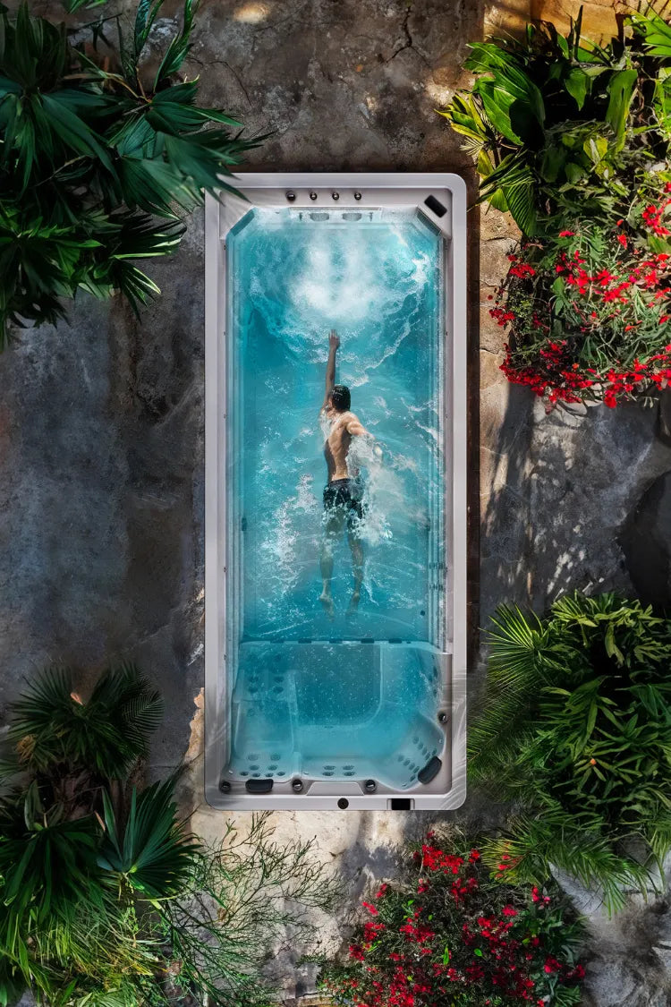 Een man zwemt in een zwemspa met één zone