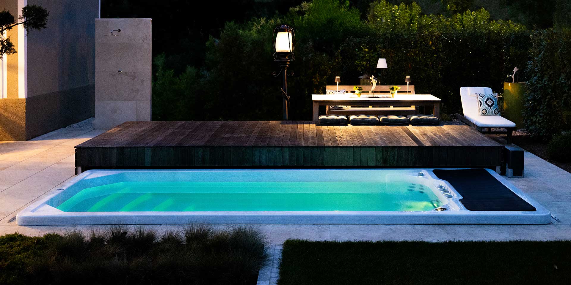 beta - wellness - zwem - spa - in - een - kleine - tuin - in - Nederland - ' s nachts