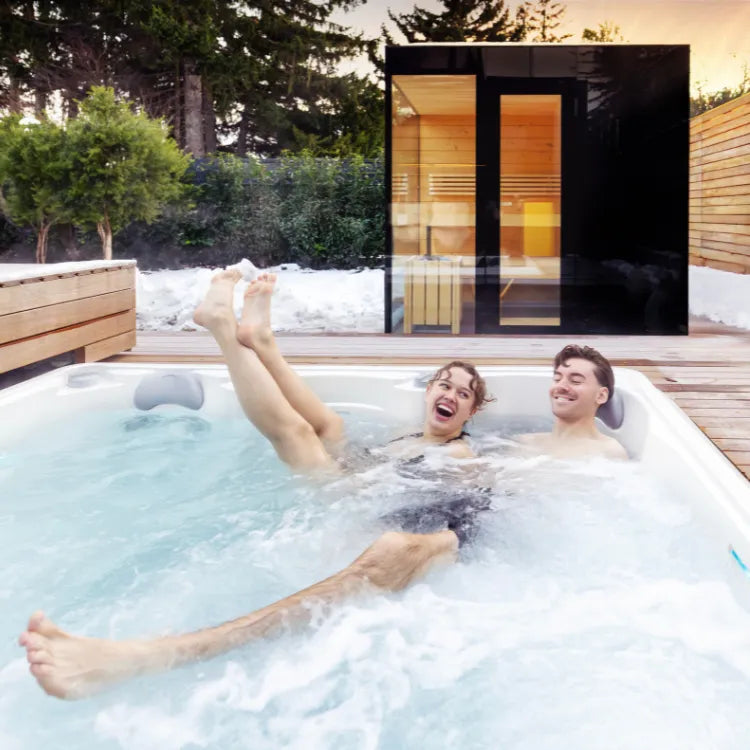 stel in het bubbelbad buiten in de winter