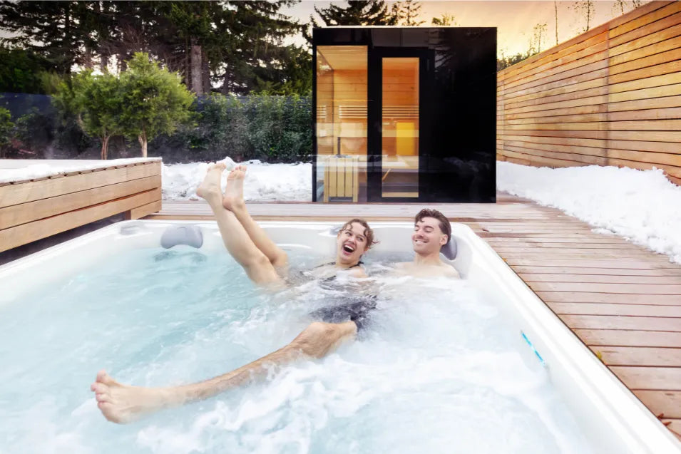 stel in het bubbelbad buiten in de winter