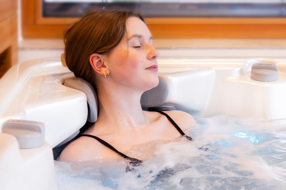 vrouw ontspant thuis in de spa