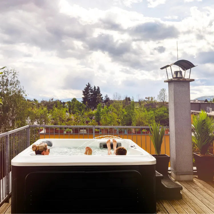 Moeder en kind ontspannen in de spa op het terras