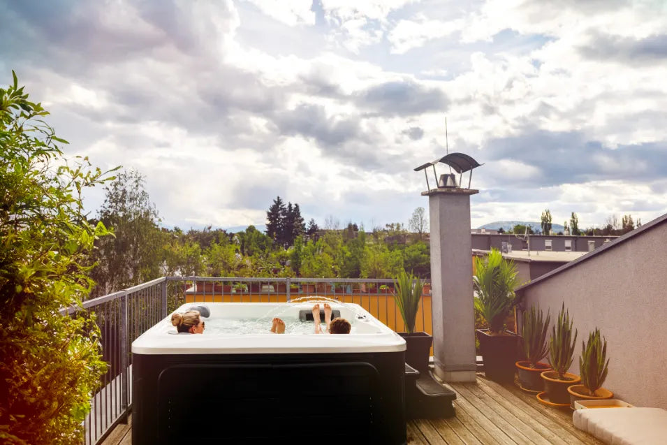 Moeder en kind ontspannen in de spa op het terras